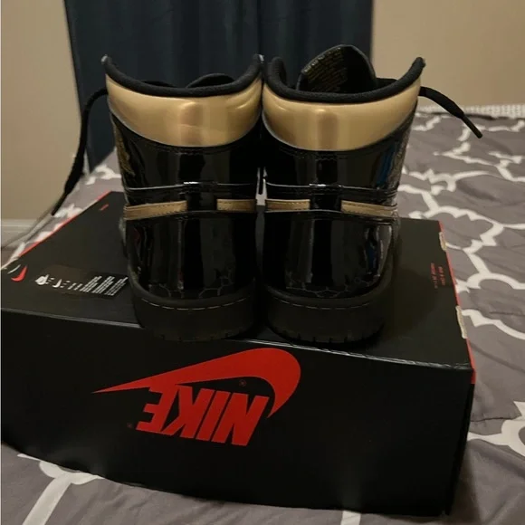 Jordan 1 gold metallic blacks - Picture 5 of 5